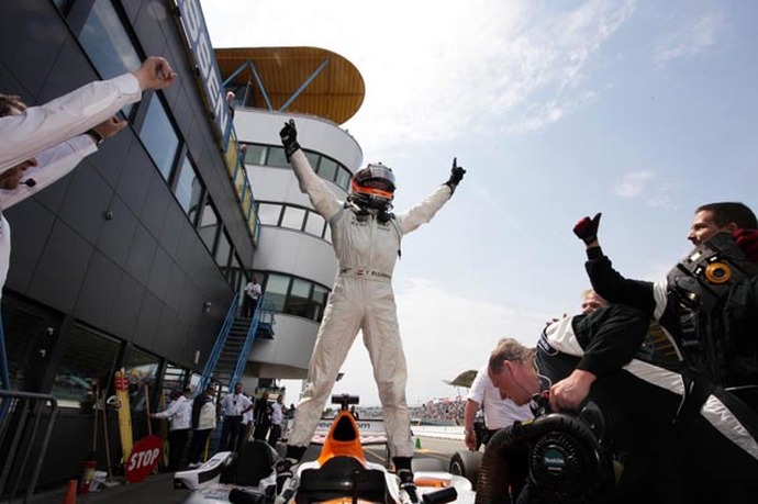 Yelmer juichend Bas web.jpg