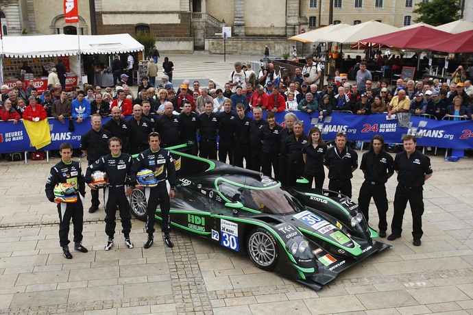 Het Stratus Grand Prix team in het hartje van Le Mans web.jpg